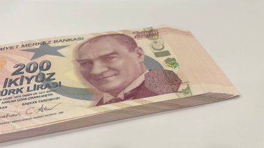 200 Türk Lira Banknotları, Atatrk 'ı gösteren birçok TL banknotunun Macro çekimi. Türk 200 lira banknotları, para birimi konsepti, Türk parasının makro görünümü, ekonomi.