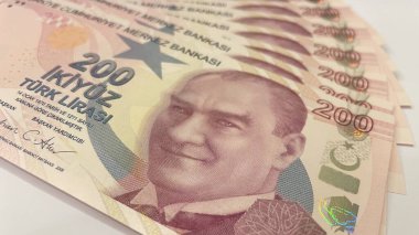 200 Türk Lira Banknotları, Atatrk 'ı gösteren birçok TL banknotunun Macro çekimi. Türk 200 lira banknotları, para birimi konsepti, Türk parasının makro görünümü, ekonomi.