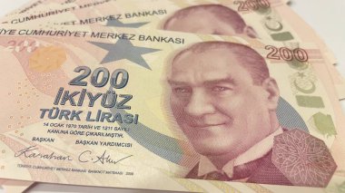 200 Türk Lira Banknotları, Atatrk 'ı gösteren birçok TL banknotunun Macro çekimi. Türk 200 lira banknotları, para birimi konsepti, Türk parasının makro görünümü, ekonomi.