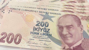 200 Türk Lira Banknotları, Atatrk 'ı gösteren birçok TL banknotunun Macro çekimi. Türk 200 lira banknotları, para birimi konsepti, Türk parasının makro görünümü, ekonomi.