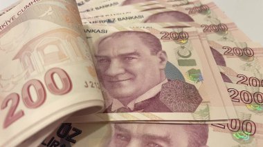 200 Türk Lira Banknotları, Atatrk 'ı gösteren birçok TL banknotunun Macro çekimi. Türk 200 lira banknotları, para birimi konsepti, Türk parasının makro görünümü, ekonomi.