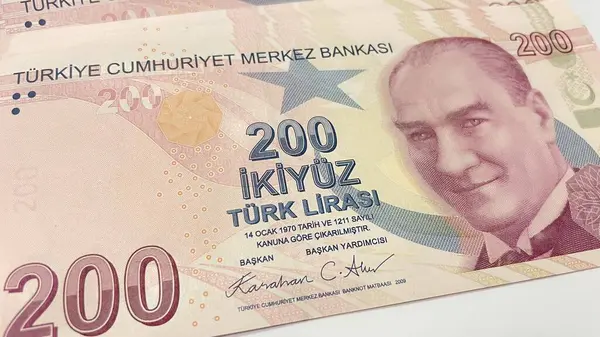 200 Türk Lira Banknotları, Atatrk 'ı gösteren birçok TL banknotunun Macro çekimi. Türk 200 lira banknotları, para birimi konsepti, Türk parasının makro görünümü, ekonomi.