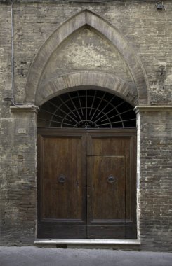 Evin duvarındaki eski ahşap kapı. Kavramsal görüntü. Eski Ev Duvarındaki Tahta Kapı. Mimari Detaylar Zamanla Aşındı ve Yıprandı. Solmuş duvar boyası, zamanın ve terk edilmenin etkilerini gösterir.. 