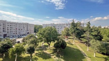 Atakoy, İstanbul, Türkiye. 31 Mayıs 2025. İstanbulun öncü ilçelerinden Atakoy 'da modern konut binaları ve yeşil kamusal alan. Türkiye' de çağdaş kentsel planlamanın erken örneklerinden biri olan Atakoy 'da orta çağ konutları ve yeşil alanlar yer alıyor..