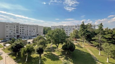 Atakoy, İstanbul, Türkiye. 31 Mayıs 2025. İstanbulun öncü ilçelerinden Atakoy 'da modern konut binaları ve yeşil kamusal alan. Türkiye' de çağdaş kentsel planlamanın erken örneklerinden biri olan Atakoy 'da orta çağ konutları ve yeşil alanlar yer alıyor..