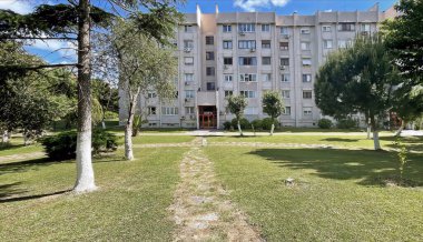 Atakoy, İstanbul, Türkiye. 31 Mayıs 2025. İstanbulun öncü ilçelerinden Atakoy 'da modern konut binaları ve yeşil kamusal alan. Türkiye' de çağdaş kentsel planlamanın erken örneklerinden biri olan Atakoy 'da orta çağ konutları ve yeşil alanlar yer alıyor..