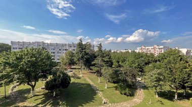 Atakoy, İstanbul, Türkiye. 31 Mayıs 2025. İstanbulun öncü ilçelerinden Atakoy 'da modern konut binaları ve yeşil kamusal alan. Türkiye' de çağdaş kentsel planlamanın erken örneklerinden biri olan Atakoy 'da orta çağ konutları ve yeşil alanlar yer alıyor..