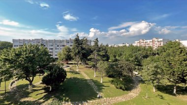 Atakoy, İstanbul, Türkiye. 31 Mayıs 2025. İstanbulun öncü ilçelerinden Atakoy 'da modern konut binaları ve yeşil kamusal alan. Türkiye' de çağdaş kentsel planlamanın erken örneklerinden biri olan Atakoy 'da orta çağ konutları ve yeşil alanlar yer alıyor..