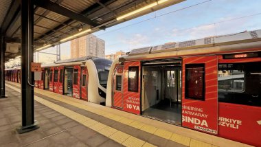 İstanbul, Türkiye. 31 Mayıs 2025 Atakoy Marmaray İstasyonu: Türkiye Cumhuriyeti 'nin 100. yıldönümü üniformasının yer aldığı modern bir tren platformda yolcuları bekliyor.