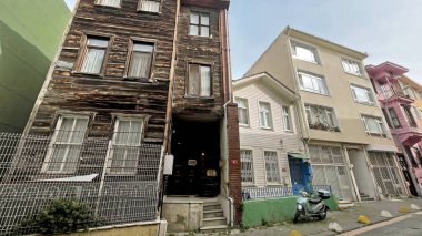 İstanbul, Türkiye. 31 Mayıs 2025. Kadıköy, İstanbullu Tarihi Sokaklar. İstanbul 'un dar, büyüleyici caddelerini ve tarihi ve karakteriyle dolup taşan geleneksel Kadıköy eski evlerini keşfedin..
