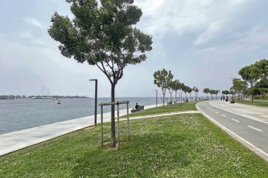 İstanbul, Türkiye. 31 Mayıs 2025. Marmara Denizi kıyısındaki Serene Istanbul Moda Sahil Hattı. İstanbul 'un Kadikoy kentindeki Moda kıyı şeridinin bulutlu bir gökyüzü altında sakin Marmara Denizi' nin manzarası..