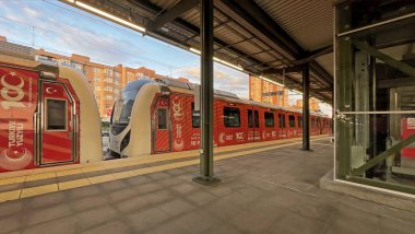 İstanbul, Türkiye. 31 Mayıs 2025 Atakoy Marmaray İstasyonu: Türkiye Cumhuriyeti 'nin 100. yıldönümü üniformasının yer aldığı modern bir tren platformda yolcuları bekliyor.