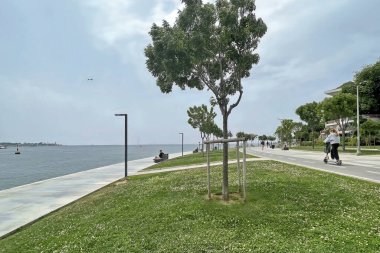 İstanbul, Türkiye. 31 Mayıs 2025. Marmara Denizi kıyısındaki Serene Istanbul Moda Sahil Hattı. İstanbul 'un Kadikoy kentindeki Moda kıyı şeridinin bulutlu bir gökyüzü altında sakin Marmara Denizi' nin manzarası..