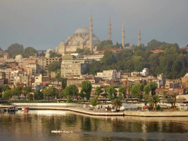 İstanbul, Türkiye. 18 Haziran 2025. İstanbul Altın Boynuzu, Golden Horn Metro Köprüsü 'nden sabahın erken saatleri. İstanbul 'un sakin sularıyla sakin bir sabah manzarası ve Golden Horn Metro Köprüsü' nden tarihi bir siluet.. 