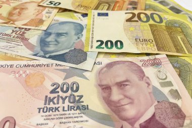 Türk Lirası ve Euro banknotları, döviz, finans ve küresel ekonomiyi temsil eden yan yana.