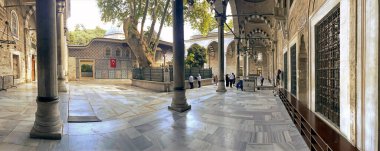 İstanbul, Türkiye. 22 Haziran 2025. Eyup Sultan Cami Avlusu, İstanbul. Cami 'nin huzurlu avlusunun dingin ve tarihi manzarası ruhani atmosferi ve mimari güzelliği yansıtıyor..