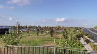 Zeytinburnu, İstanbul, Türkiye. 17 Ağustos 2025. Marmara Denizi 'ndeki Zeytinburnu plajı manzarası. Zeytinburnu plajı modern binaları, evleri ve yeşil parklarıyla.