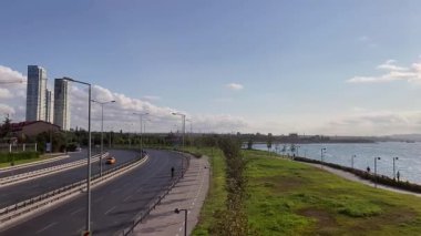 Zeytinburnu, İstanbul, Türkiye. 17 Ağustos 2025. Marmara Denizi 'ndeki Zeytinburnu plajı manzarası. Zeytinburnu plajı modern binaları, evleri ve yeşil parklarıyla.