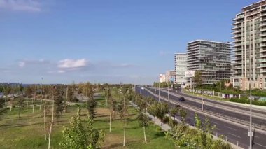 Zeytinburnu, İstanbul, Türkiye. 17 Ağustos 2025. Marmara Denizi 'ndeki Zeytinburnu plajı manzarası. Zeytinburnu plajı modern binaları, evleri ve yeşil parklarıyla.