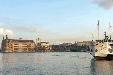 Kadıköy, İstanbul, Türkiye. 18 Ağustos 2025. Tarihi Haydarpaşa Terminali ve İstanbul Boğazı 'nda ikonik bir feribot. Türkiye 'nin eşsiz mimari ve deniz yaşamının manzaralı görüntüsü.