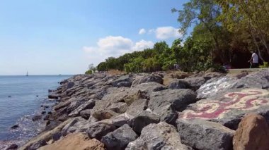 Moda, İstanbul, Türkiye. 24 Ağustos 2025. Marmara Denizi 'nin Kadky, İstanbuldan görünüşü. İstanbul' un Kadiköy kıyısından yakalanan Marmara Denizi 'nin nefes kesici manzarası. Sakin, parıldayan su gökyüzünün canlı renklerini yansıtır..