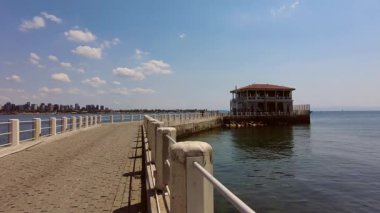 İstanbul, Türkiye. 24 Ağustos 2025. İstanbul 'un Tarihi Moda İskelesi ve Marmara Denizi Manzarası. İkonik Moda İskelesi manzarası ve Kadıköy' ün İstanbul, Türkiye 'deki kıyılarından sakin Marmara Denizi manzarası..