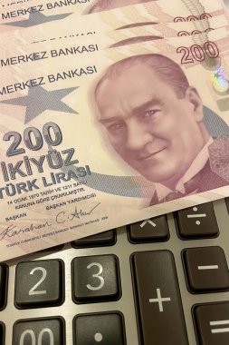 Türk Lirası ve Hesaplayıcı Finans Konsepti .200 TL, Türkiye ekonomisini, bütçesini ve mali planlamasını temsil eden hesap makinesi üzerinde çalışıyor.