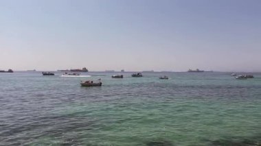 İstanbul, Türkiye. 30 Ağustos 2025. Marmara Denizi ve İstanbul 'daki Florya kıyıları. 30 Ağustos Zafer Günü için kıyı şeridi boyunca teknelerin bayrak sallama töreni..