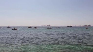 İstanbul, Türkiye. 30 Ağustos 2025. Marmara Denizi ve İstanbul 'daki Florya kıyıları. 30 Ağustos Zafer Günü için kıyı şeridi boyunca teknelerin bayrak sallama töreni..