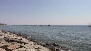 İstanbul, Türkiye. 30 Ağustos 2025. Marmara Denizi ve İstanbul 'daki Florya kıyıları. 30 Ağustos Zafer Günü için kıyı şeridi boyunca teknelerin bayrak sallama töreni..