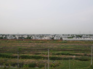 Bangkok banliyölerindeki otoban boyunca yerleşim yeri. 2 Mayıs 2025.