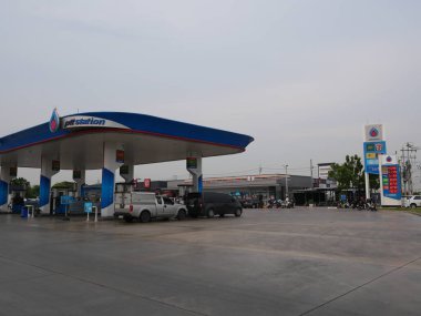 Tayland 'ın Bangkok banliyölerindeki tipik büyük bir benzin istasyonu. 2 Mayıs 2025. Burada yemek yiyip çamaşır yıkayabilirsiniz. Tuvaletler de çok geniş..