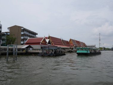 Tha Ruea Ta Luen ve Tha Ruea Wat Bang Na Nok 'u birbirine bağlayan nehir geçidi, Bangkok, Tayland. 4 Mayıs 2025
