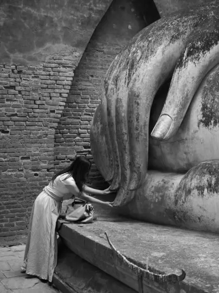 24 Şubat 2025 'te Wat Si Chum Tapınağı, Sukhothai, Tayland' daki Phra Achana Buda resmi. Wat Si Chum, Sukhothai Tarihi Parkı 'nın en ünlü tarihi eserlerinden biridir..