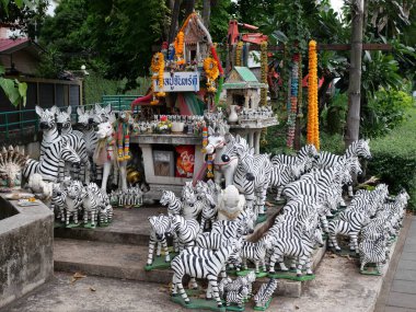 Samsen Yolu 'nda bir tapınak. Genellikle büyük bir Bodhi ağacının yanında bulunur ve nedense zebralar orada kutsanmıştır. 