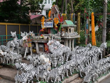 Samsen Yolu 'nda bir tapınak. Genellikle büyük bir Bodhi ağacının yanında bulunur ve nedense zebralar orada kutsanmıştır. 