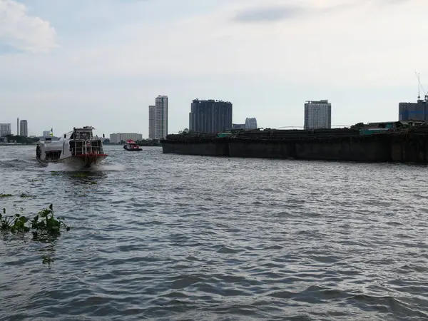 Bangkok, Tayland 'daki Kiakkai İskelesi. Chao Phraya Nehri 'nde gidip gelen su otobüsleri. 
