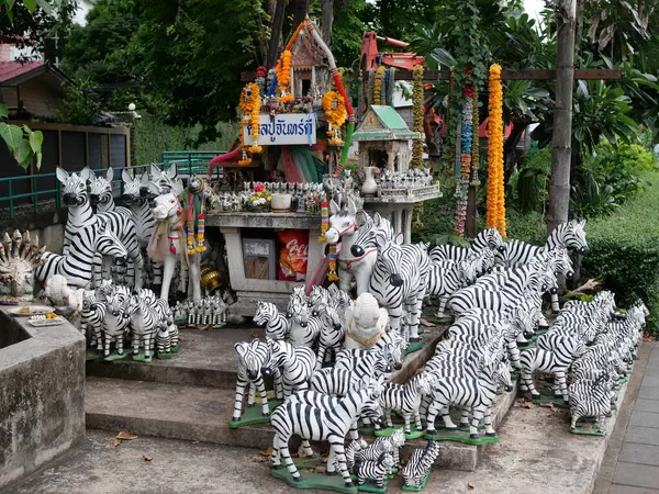 Samsen Yolu 'nda bir tapınak. Genellikle büyük bir Bodhi ağacının yanında bulunur ve nedense zebralar orada kutsanmıştır. 