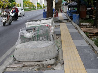 Lat Phrao Yolu 'nda kaldırım inşaatı, Bangkok, Tayland. 7 Mayıs 2025. Bu tür inşaatlar tüm yıl boyunca olur.