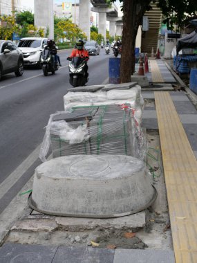 Lat Phrao Yolu 'nda kaldırım inşaatı, Bangkok, Tayland. 7 Mayıs 2025. Bu tür inşaatlar tüm yıl boyunca olur.