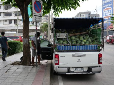 Lat Phrao Bölgesi, Bangkok, Tayland 'daki yol kenarı meyve satıcısı. 8 Mayıs 2025. İyi akşamlar..