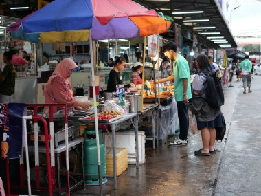 Min Buri Bölgesi, Bangkok, Tayland 'daki yerel pazar. 8 Mayıs 2025. İyi akşamlar, hafif yağmur. Satılık eşyaların çoğu yiyecek.
