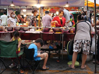 Min Buri Bölgesi, Bangkok, Tayland 'daki yerel pazar. 8 Mayıs 2025. İyi akşamlar, hafif yağmur. Satılık eşyaların çoğu yiyecek.