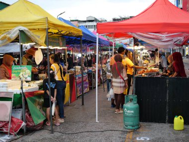 Min Buri Bölgesi, Bangkok, Tayland 'daki yerel pazar. 8 Mayıs 2025. İyi akşamlar, hafif yağmur. Satılık eşyaların çoğu yiyecek.
