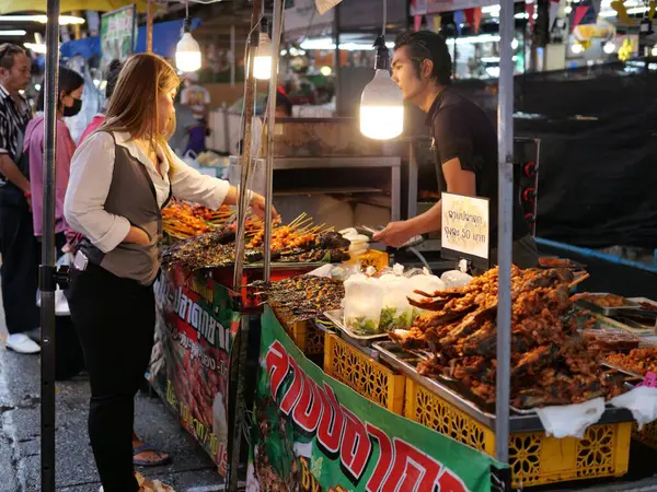 Min Buri Bölgesi, Bangkok, Tayland 'daki yerel pazar. 8 Mayıs 2025. İyi akşamlar, hafif yağmur. Satılık eşyaların çoğu yiyecek.