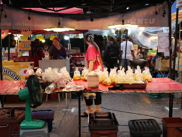 Min Buri Bölgesi, Bangkok, Tayland 'daki yerel pazar. 8 Mayıs 2025. İyi akşamlar, hafif yağmur. Satılık eşyaların çoğu yiyecek.