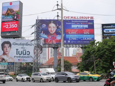 Petchaburi Yolu 'ndaki reklam panosu, Bangkok, Tayland, 10 Mayıs 2025