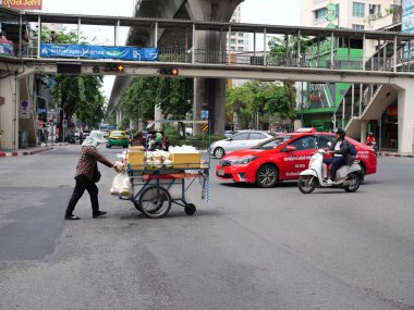 Otobüs durağı Zafer Anıtı kavşağı, Bangkok, Tayland, 10 Mayıs 2025.