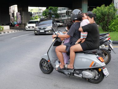 Tayland, Bangkok, Makkasan Kavşağı. Trafik ışıklarında bekleyen dört kişilik bir motosiklet. 13 Mayıs 2025.