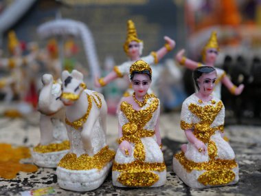 Oyuncak bebekler ve diğer eşyalar Yaek Bang Kapi, Bangkok, Tayland 'daki tapınakta 14 Mayıs 2025